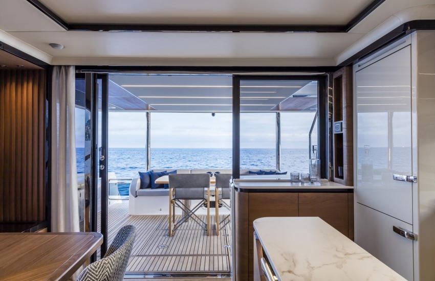 Absolute Navetta 68 disponible Mandelieu Cannes Modern Boat Concessionnaire Absolute Côte d'Azur